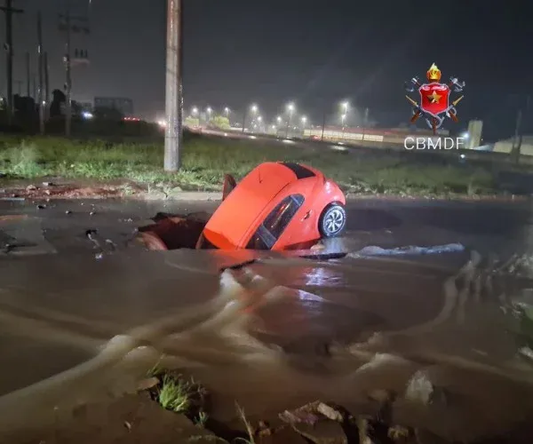 Carro é engolido por cratera enquanto trafegava por rua no DF