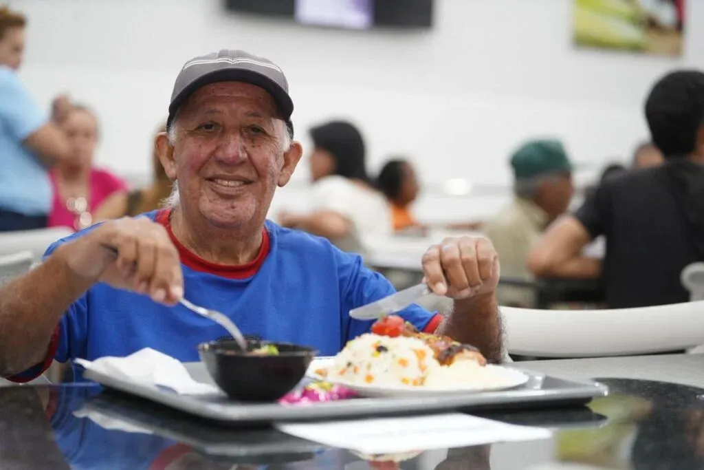 Daniel Vilela entrega Restaurante do Bem em Uruaçu