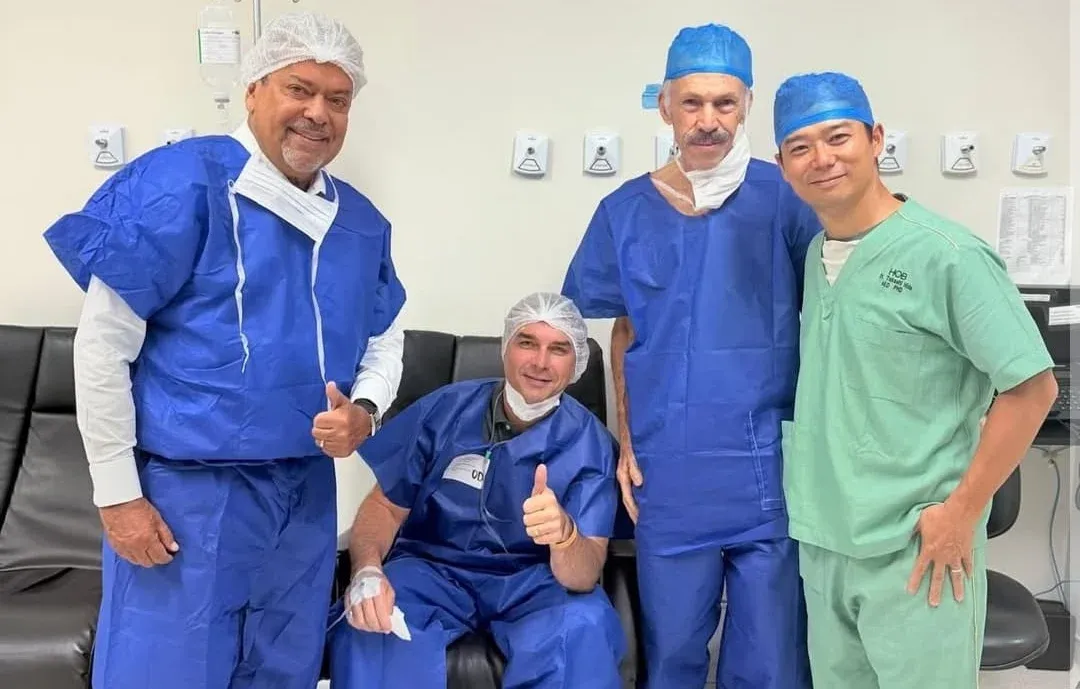 Flávio Bolsonaro passa por cirurgias nos olhos em Brasília