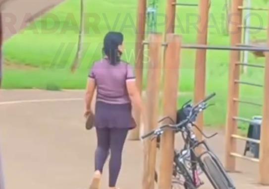 Mãe presa por espancar e abandonar filho em praça, disse a polícia que está esgotada e o pai não pega a criança