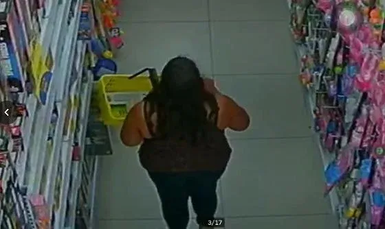 Mulher é presa com bolsa “recheada” após furtar lojas em Aparecida; veja vídeo