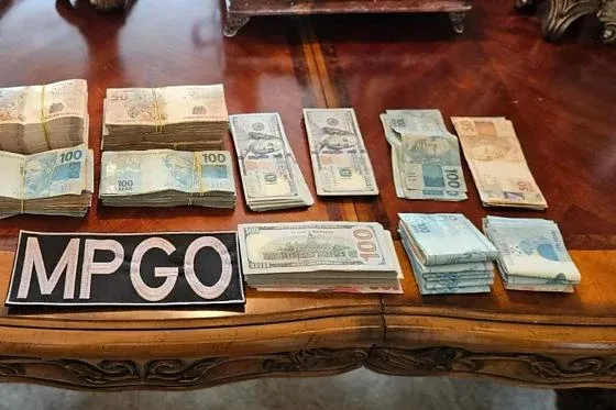 Operação do MP que mira Vice-presidente da Agehab encontra maços de reais e dólares