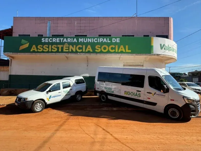Prefeito Marcus vinícius chama de CRAS itinerante veículos entregues á assistência social em Valparaíso.