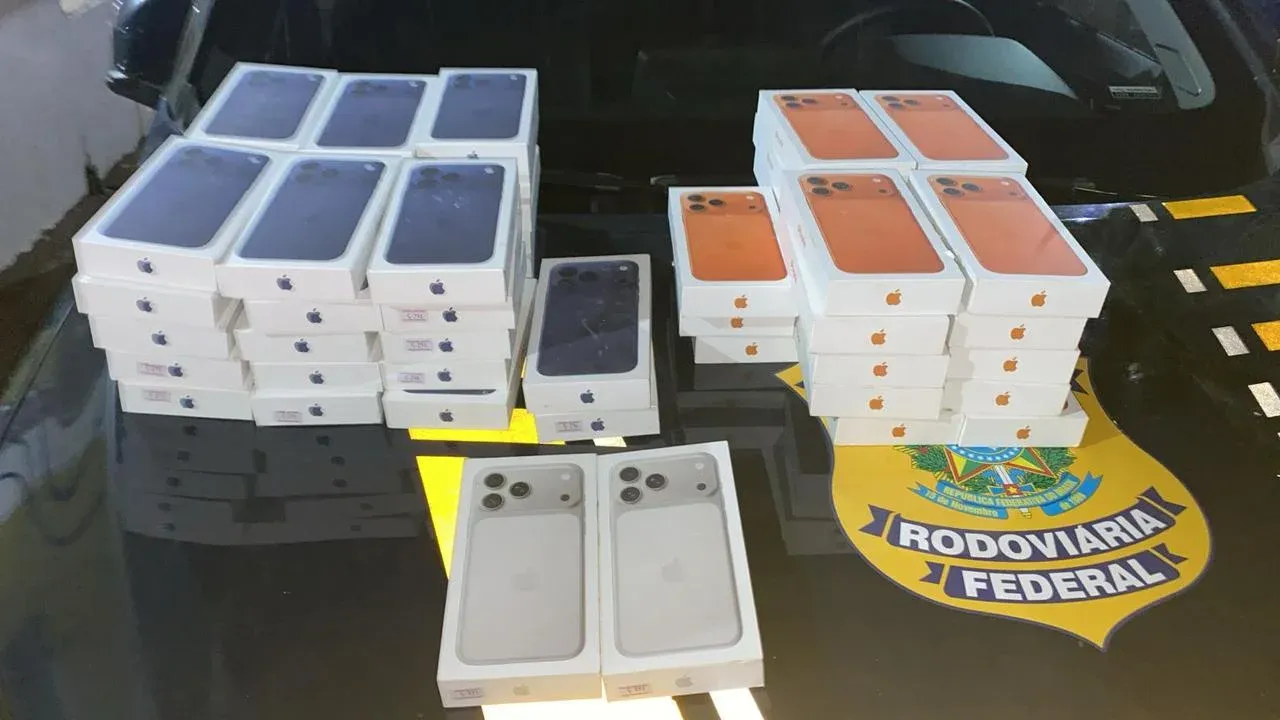 PRF apreende 57 celulares escondidos em compartimento oculto de veículo em Itumbiara