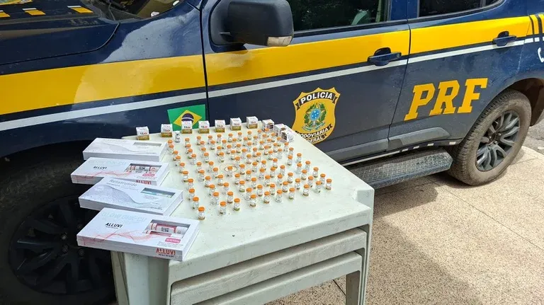 PRF apreende cem ampolas de medicamentos de origem estrangeira durante fiscalização