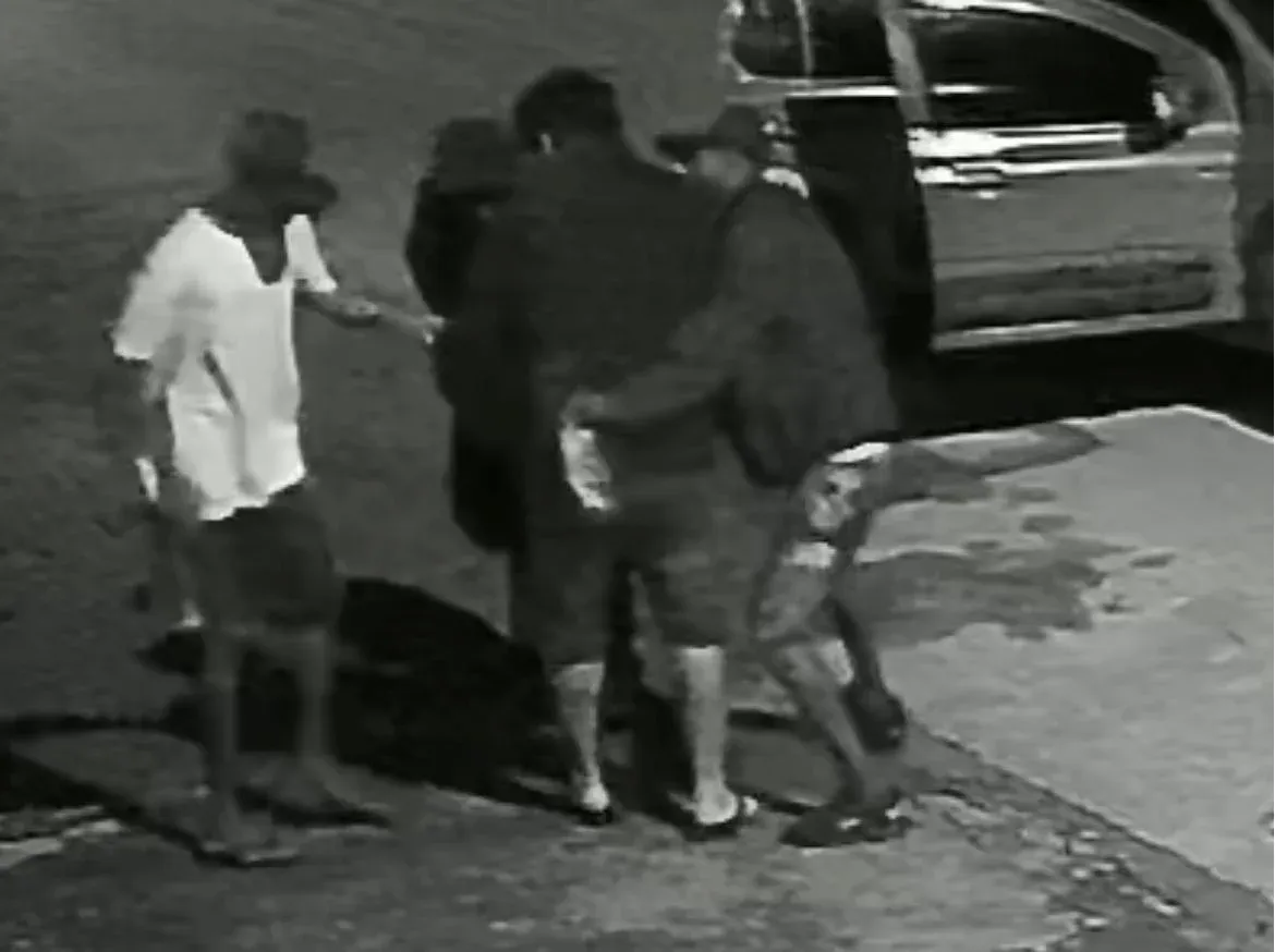 Vídeo ; Criminosos roubam e esfaqueiam homem em Valparaíso.