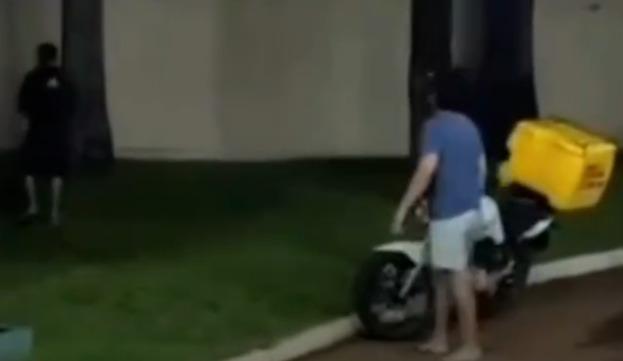 Vídeo ; Entregador de App fica ferido ao ser agredido por Playboy durante entrega de Lanche em condomínio