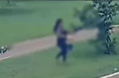 Vídeo ; Mãe é presa ao ser flagrada Agredindo e Abandonando criança em praça de Anápolis