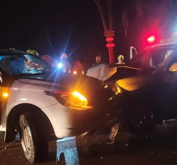 Batida frontal entre caminhonetes deixa um ferido na BR-250, no DF
