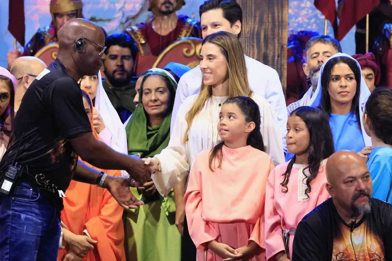  Daniel Vilela acompanhou encenação da Paixão de Cristo que reúne 20 mil fiéis em Goiânia