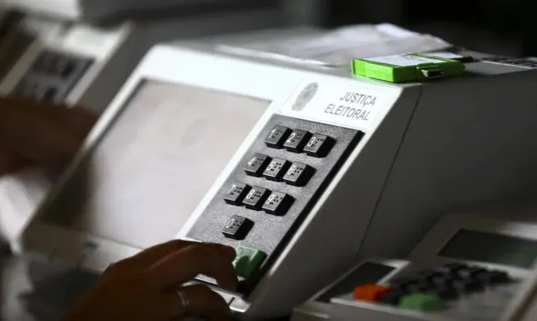 Onze governadores renunciam para disputar eleições de outubro