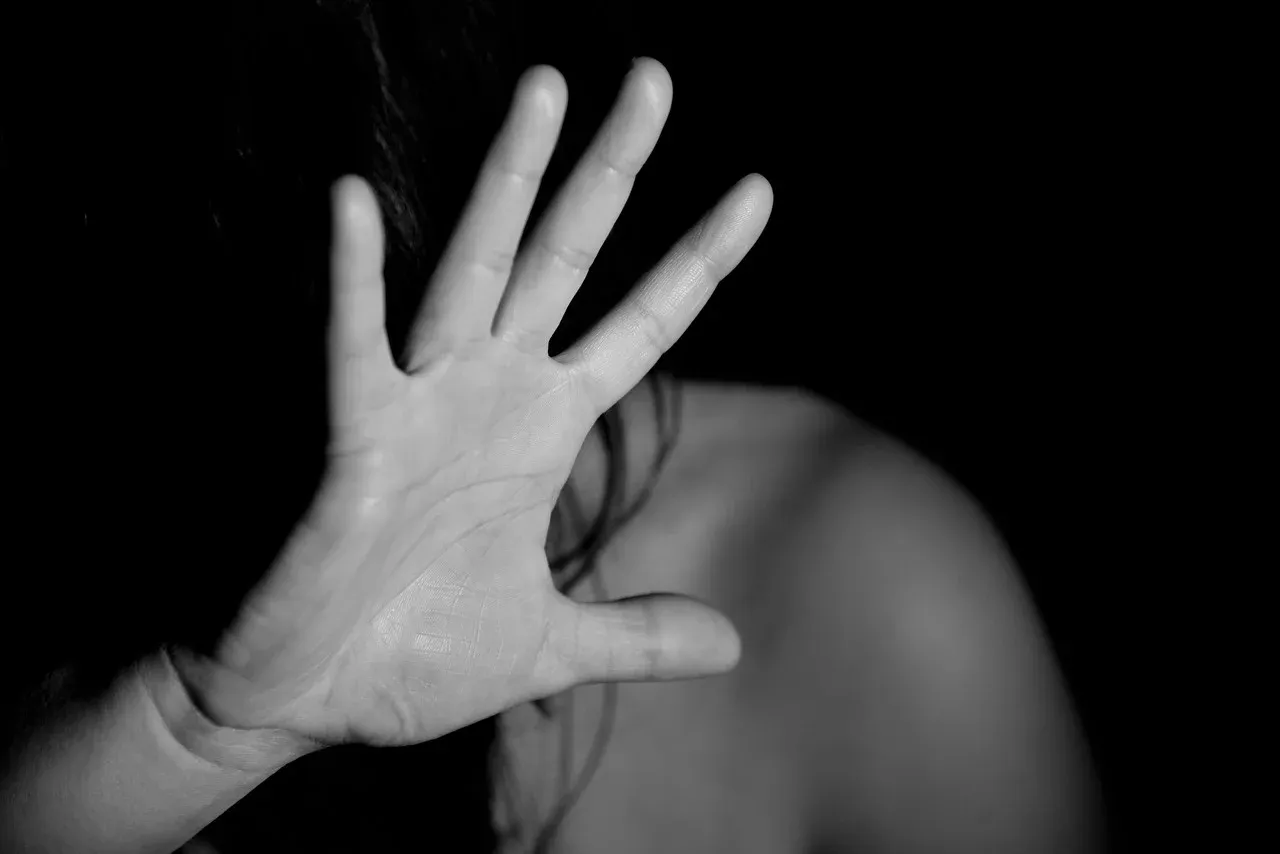 Bebado homem vai até a casa da ex com desculpa de tentar reatar relacionamento e esfaquea mulher