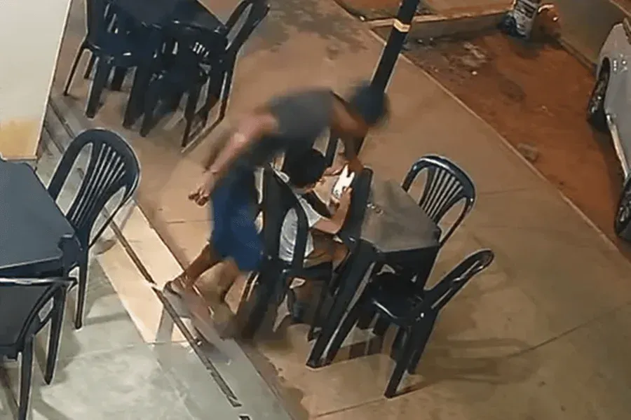 Criança que assistia desenho na hamburgueria do pai tem celeular leva por ladrão