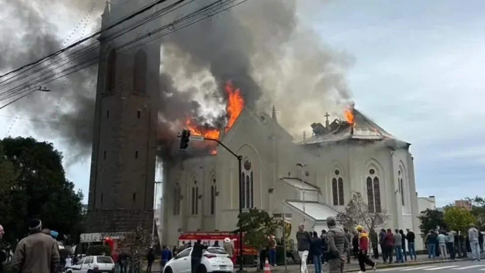 Igreja centenária é atingida por incêndio em Flores da Cunha, no Rio Grande do Sul