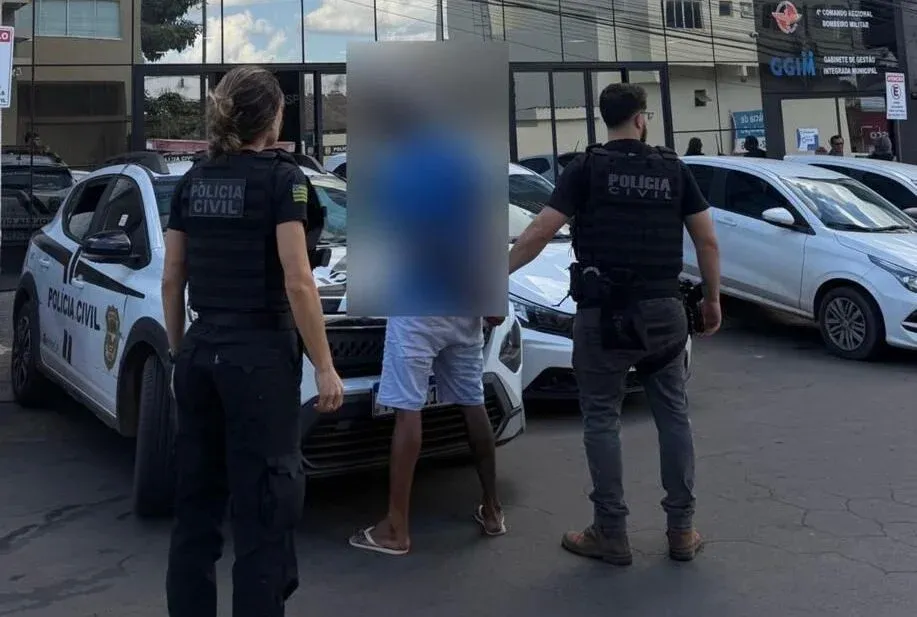 “Matar todo mundo”: homem ameaça ex e é preso com dinamite no sofá. Veja vídeo