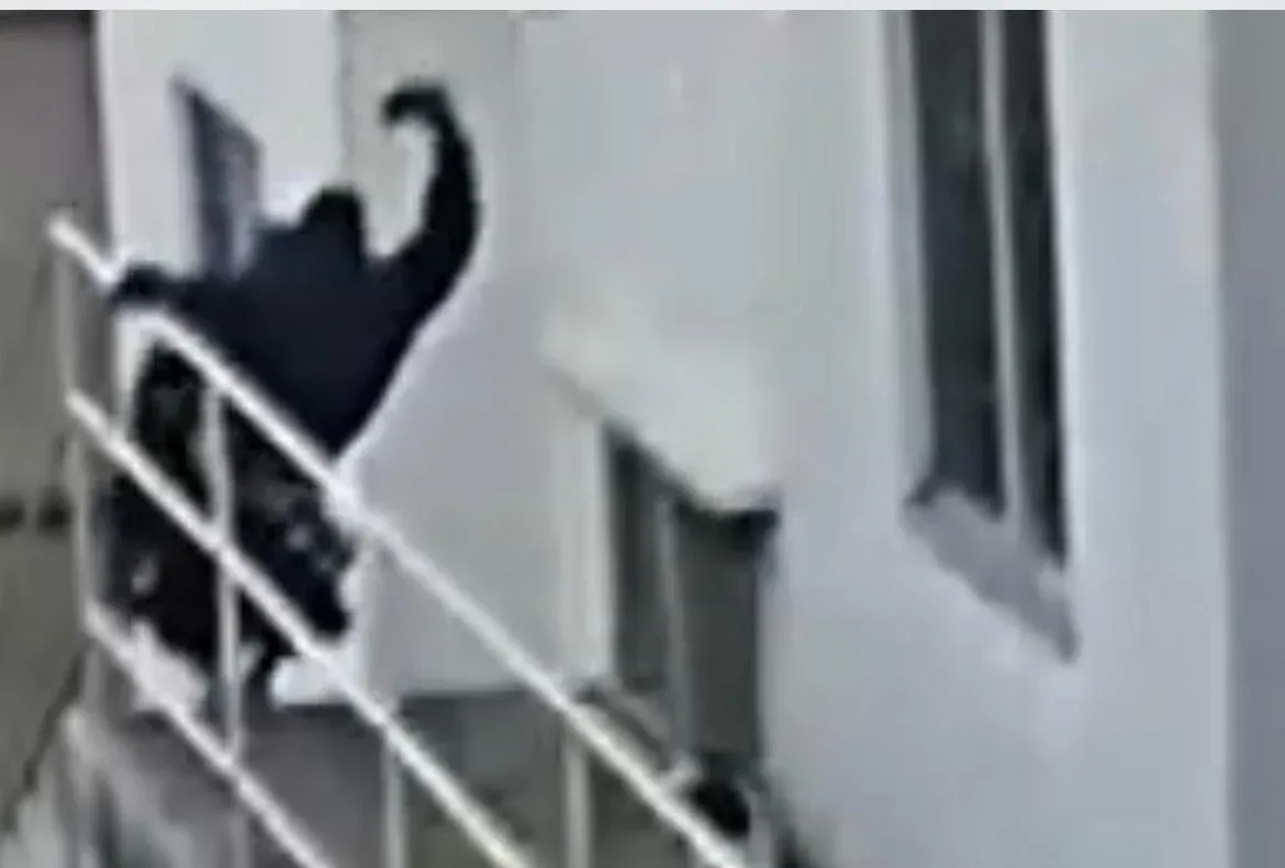   Adolescente é agredido com voadora por morador de condomínio em Valparaíso. Vídeo