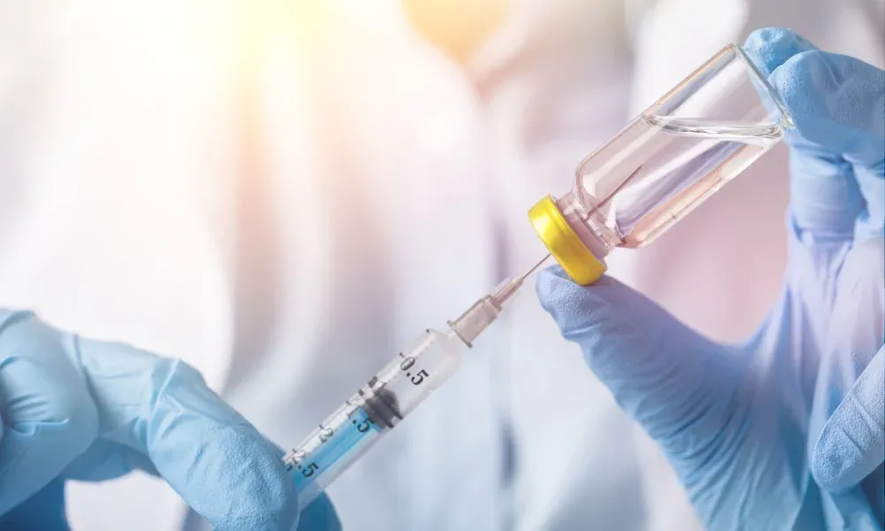 Farmacêutica que aplicou vacina vencida em criança de seis meses é presa em Aparecida de Goiânia