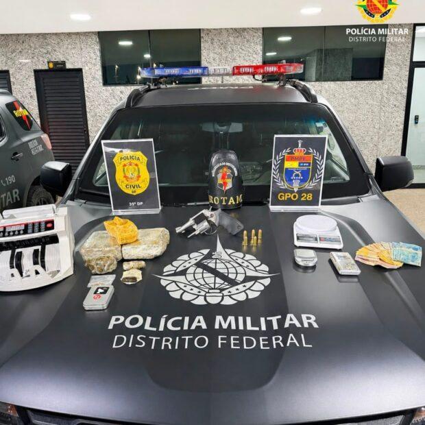 Homem é preso por tráfico após PM encontrar drogas, arma e munições em dois imóveis no DF