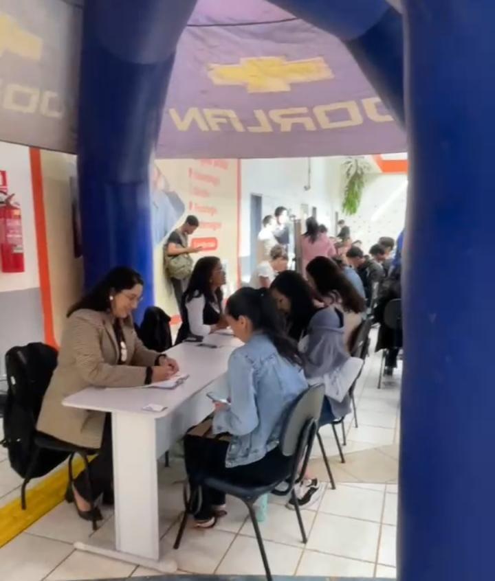 Feira de Empregabilidade reúne centenas de candidatos que buscam vagas no mercado de trabalho em Valparaíso.