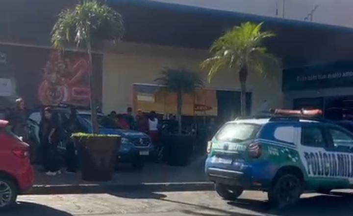 PMGO faz cerco para capturar suspeitos em cima de telhado do Shopping sul