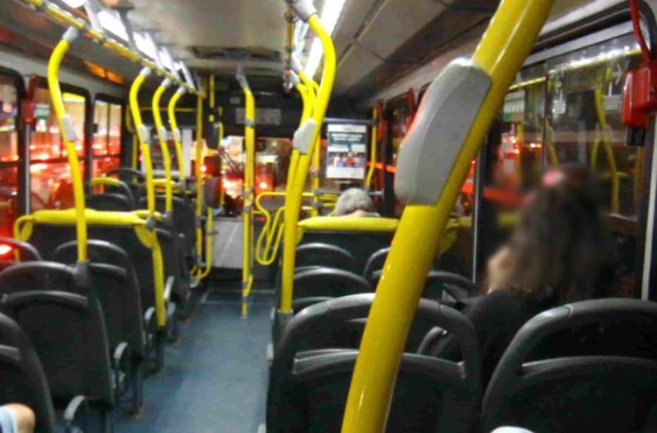 Assediada e deixada na rodovia por se recusar ao teste do sofá, cobradora de ônibus ganha 20 mil de indenização