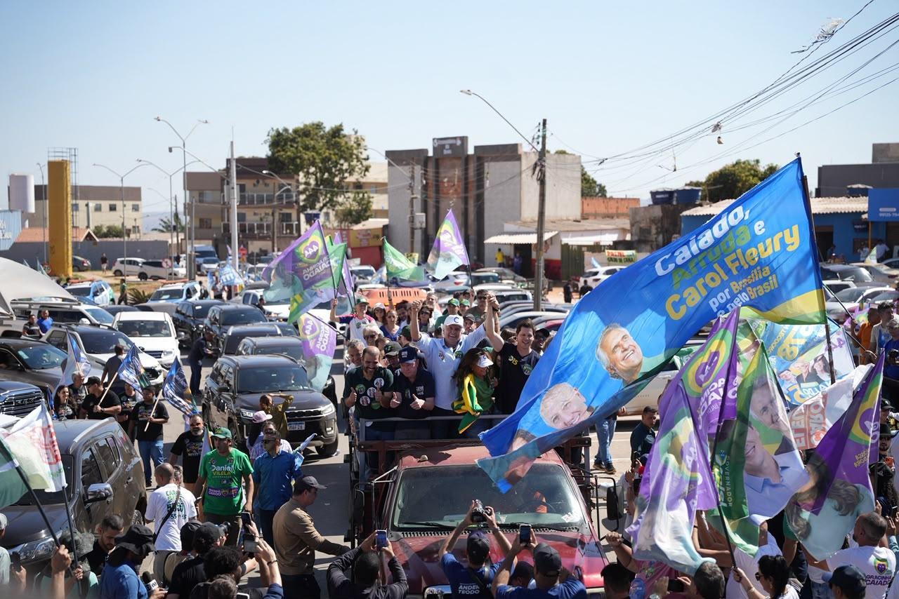 Caiado e Daniel Vilela começam campanha em carreata no Entorno do DF