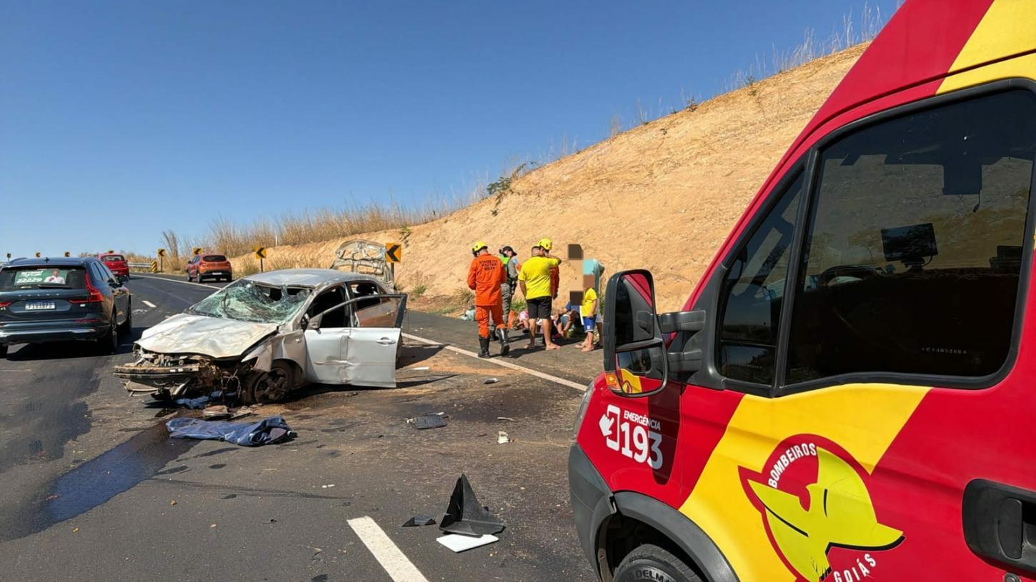 Carro capota após pneu estourar na GO-139 em Caldas Novas