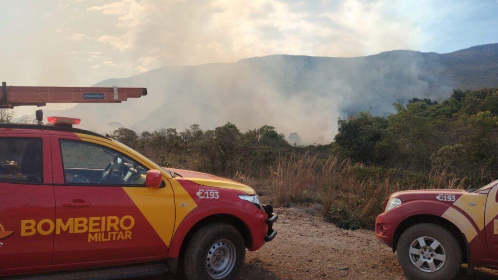 Força-tarefa combate incêndio na região da Área de Proteção Ambiental de Pouso Alto