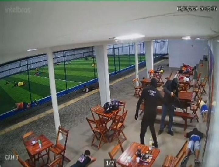 Homem é morto a tiros por criminosos encapuzados em campo de futebol society; VÍDEO