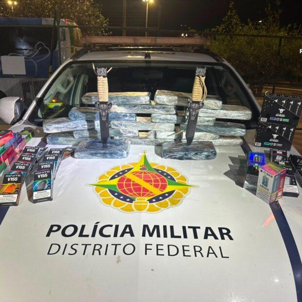 PM apreende drogas e produtos em ônibus na divisa do DF