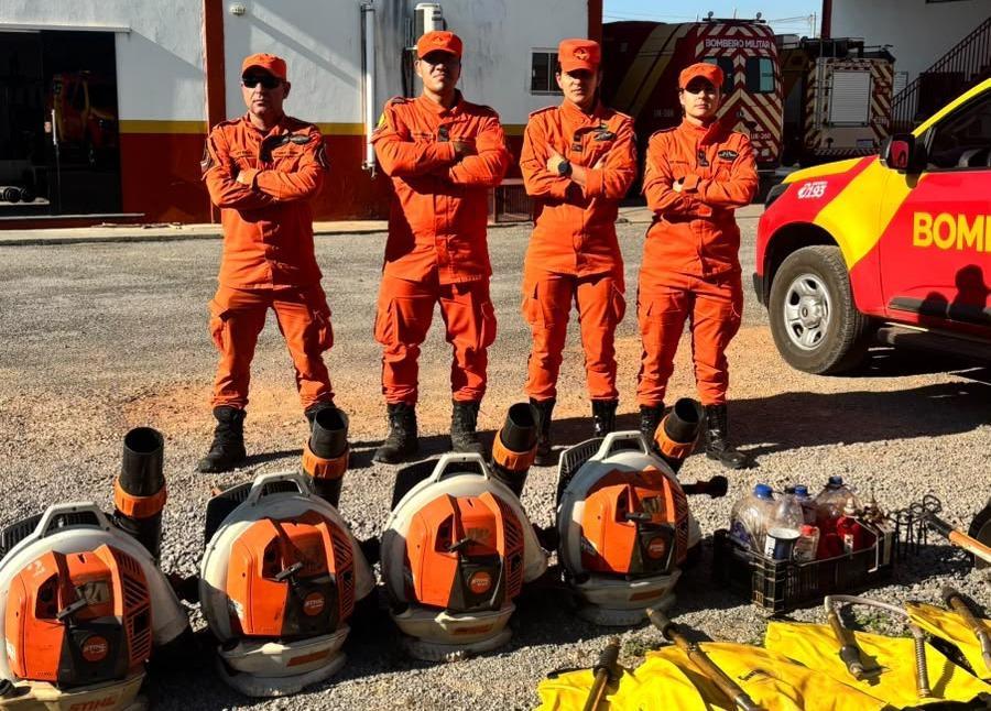 Bombeiros reforçam equipes para combater incêndios em vegetação no Nordeste de Goiás .