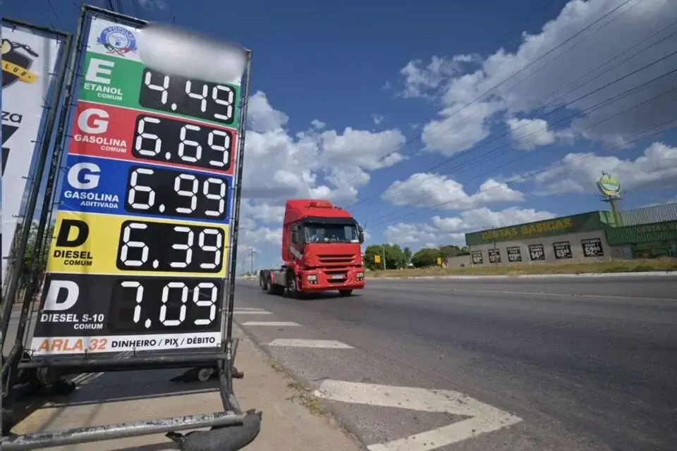 Sindiposto alerta para redução nas entregas e risco de escassez de diesel em Goiás