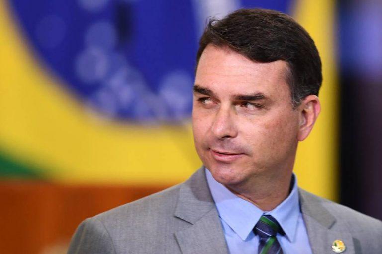 Flávio diz que Brasil não vive democracia plena e que Lula é incompatível com Congresso eleito