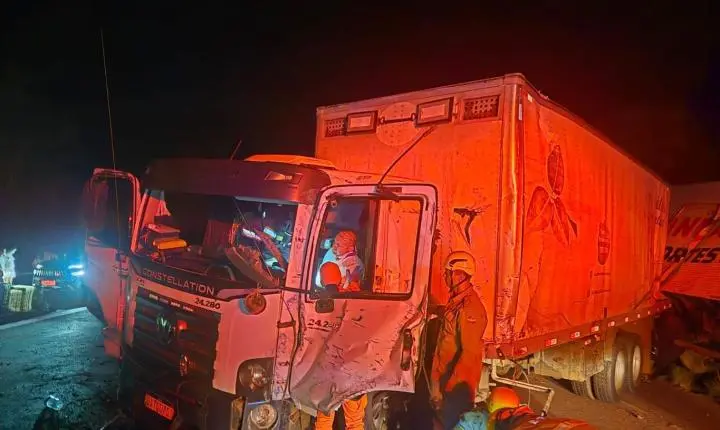 Acidente envolvendo caminhões deixa motoristas feridos na BR 040 em Luziânia