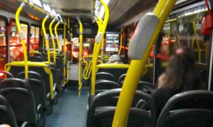 Assediada e deixada na rodovia por se recusar ao teste do sofá, cobradora de ônibus ganha 20 mil de indenização