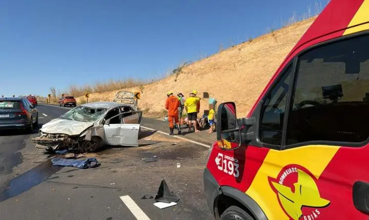 Carro capota após pneu estourar na GO-139 em Caldas Novas