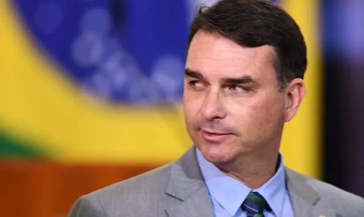 Flávio diz que Brasil não vive democracia plena e que Lula é incompatível com Congresso eleito