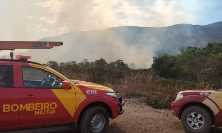 Força-tarefa combate incêndio na região da Área de Proteção Ambiental de Pouso Alto