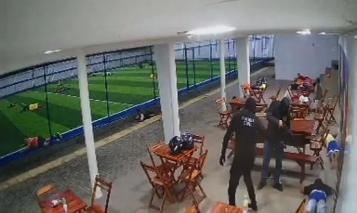 Homem é morto a tiros por criminosos encapuzados em campo de futebol society; VÍDEO