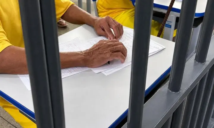 Mais de 7,7 mil detentos fazem inscrição para obter certificação escolar em Goiás