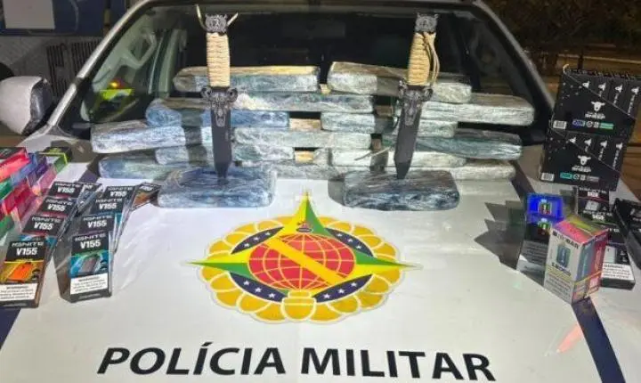 PM apreende drogas e produtos em ônibus na divisa do DF